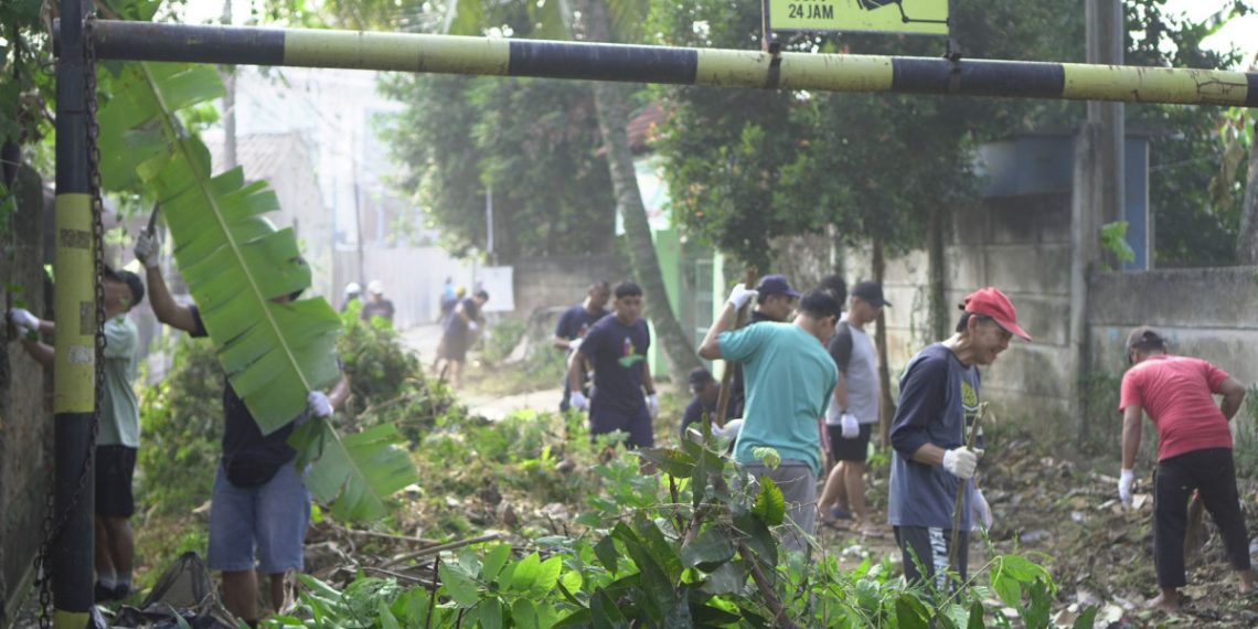 Warga PAC LDII Jurang Mangu Barat bersama Pondok Pesantren Manba’ul Ulum dan warga Pondok Jati, menggelar kerja bakti di Jurang Mangun Barat, Tangerang. Foto: LINES.