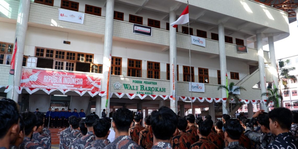 Pondok Pesantren Wali Barokah (PPWB), memperingati Hari Ulang Tahun (HUT) ke-79 Republik Indonesia, dengan upacara bendera pada Sabtu (17/8). Foto: LINES.