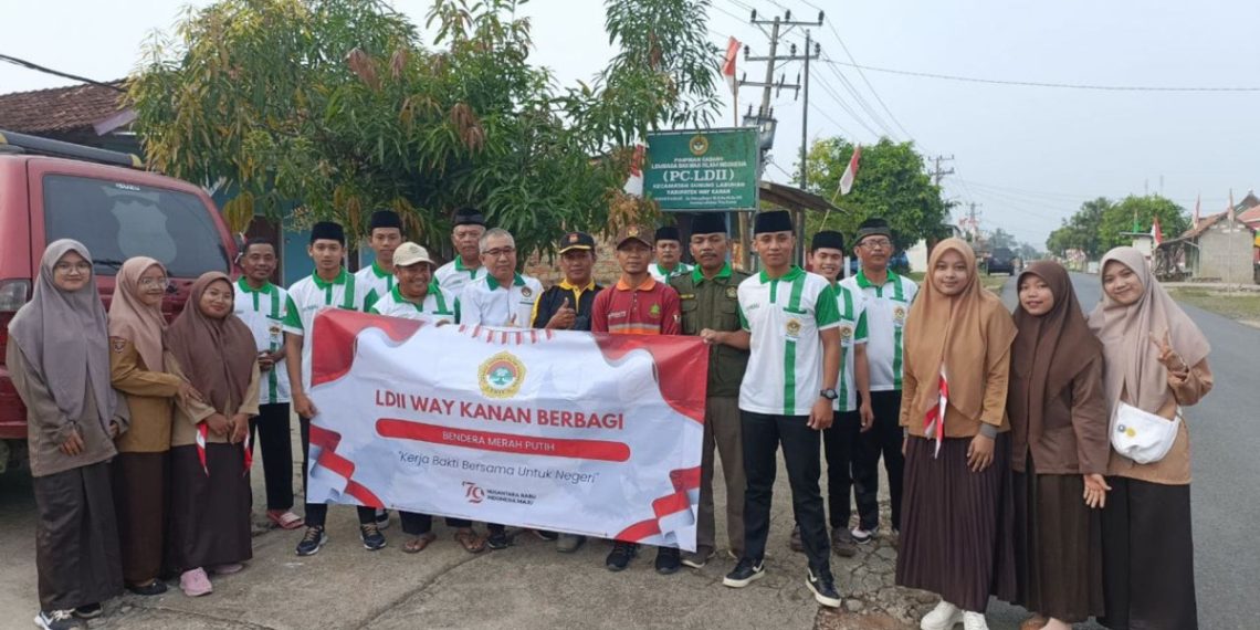 DPD LDII Way Kanan membagikan ratusan bendera Merah Putih kepada para pengguna jalan di Simpang Tulung Buyut, Kampung Gunung Labuhan. Foto: LINES.