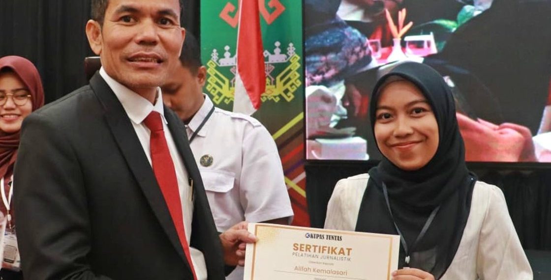 Warga LDII Lampung, Alifah Kemalasari Ramadhanti meraih penghargaan video terbaik pada “Pelatihan Jurnalistik Portal Berita Online Kupas Tuntas”. Foto: LINES.