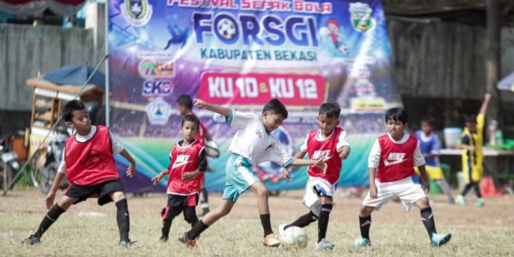 (FORSGI) Kabupaten Bekasi menggelar Festival Turnamen Sepakbola yang diikuti ratusan peserta usia 10-12 tahun dari berbagai kecamatan di wilayah itu. Foto: LINES.