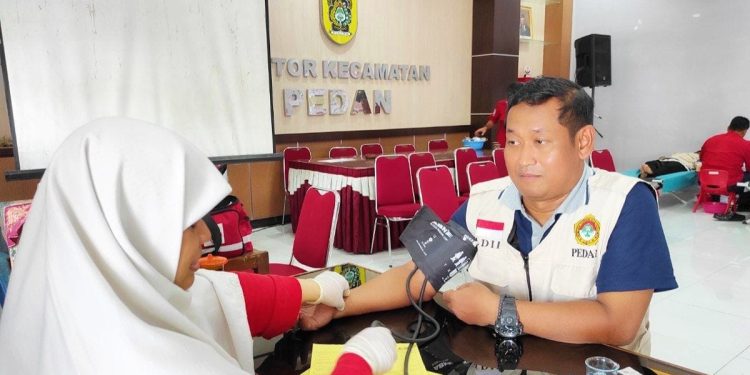 Sejumlah warga LDII Kecamatan Pedan antusias mengikuti kegiatan donor darah yang digelar Palang Merah Indonesia (PMI) Kecamatan Pedan, di Aula Kecamatan Pedan, Kalten, Jawa Tengah. Foto: LINES.