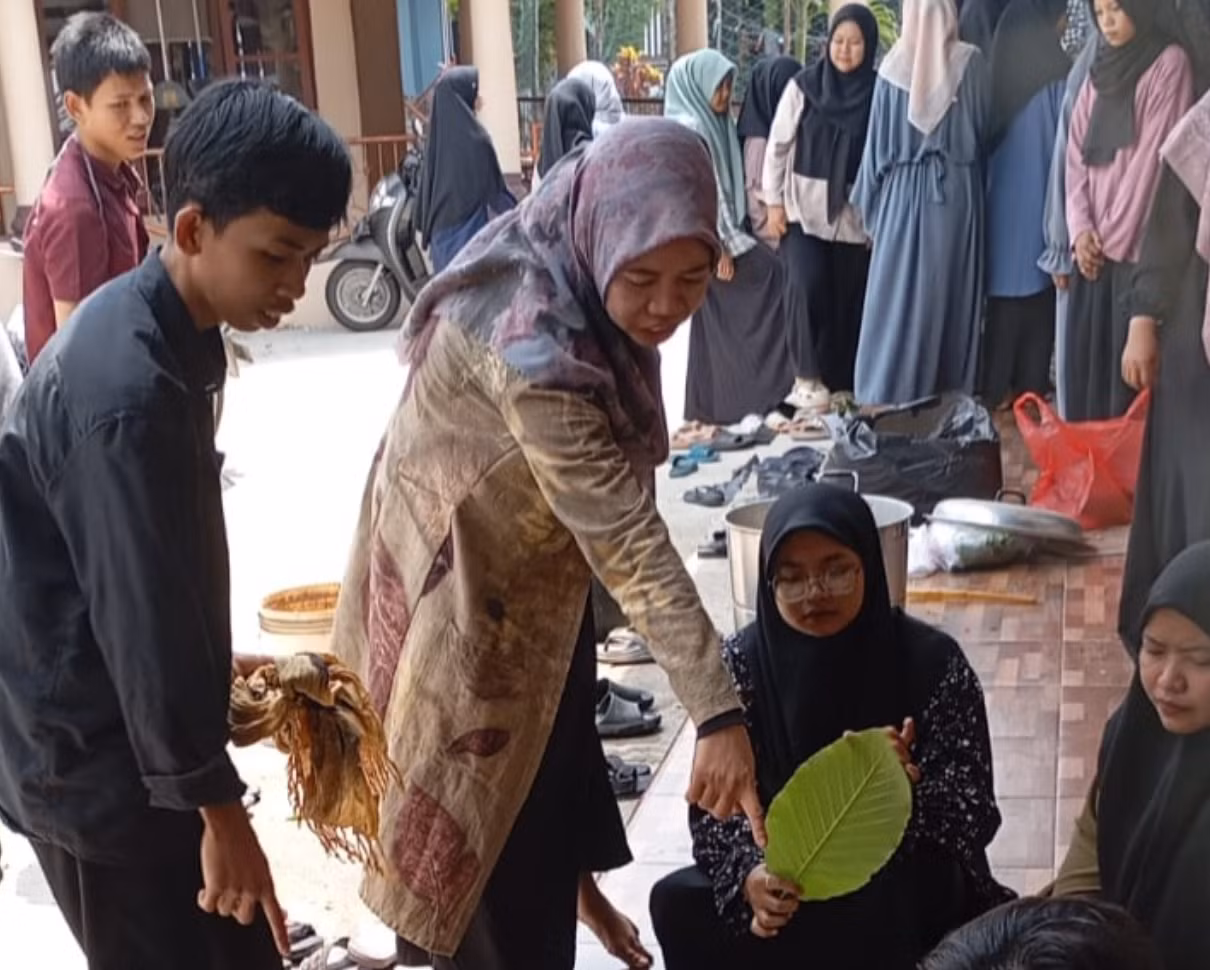 Bidang Kemandirian Penggerak Pembina Generus (PPG) bekerja sama dengan Batik Bepulin Belitong mengadakan pelatihan batik eco print di Aula Assakinah, Tanjungpandan, Belitung. Foto: LINES.