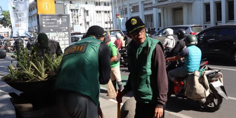 DPD LDII Kota Bandung mengerahkan 100 relawan mengikuti aksi kerja bakti massal, yang dilaksanakan di area Alun-alun Kota Bandung pada Selasa (17/9). Foto: LINES.