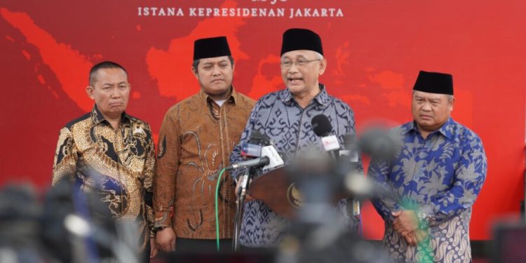 Presiden Joko Widodo menerima kehadiran Ketua Umum DPP LDII KH Chriswanto Santoso dan jajarannya di Istana Merdeka, Jakarta, pada Selasa (3/9). Foto: LINES.