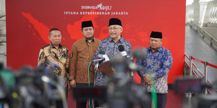 Ketua Umum DPP LDII KH Chriswanto Santoso dan jajarannya menemui Presiden Joko Widodo di Istana Negara. Mengenai tambang, LDII tidak akan terburu-buru dalam mengambil keputusan terkait konsesi tambang. Foto: LINES.