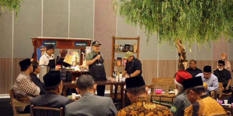 Solusi masalah kebangsaan yang ideal menurut KH Chriswanto, adalah dengan bersilaturahim bukan beradu argumen di media sosial ataupun media massa. Foto: LINES.