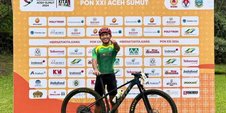 Warga LDII Kota Kediri, Jawa Timur, Bima Jamaludin Abdul Jafarob meraih medali emas nomor MTB XCR (cross country team relay), cabang Balap Sepada PON XXI Aceh-Sumatera Utara 2024, di Karo. Foto: LINES.