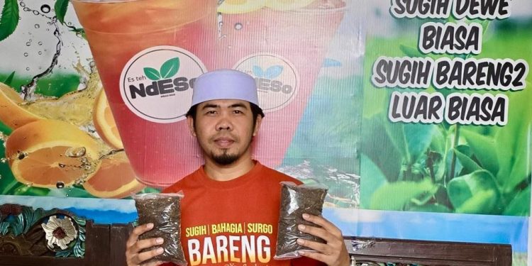 Pemilik Bisnis Waralaba Es Teh Ndeso Mbah Man, M Yusuf Romzi. Foto: LINES.