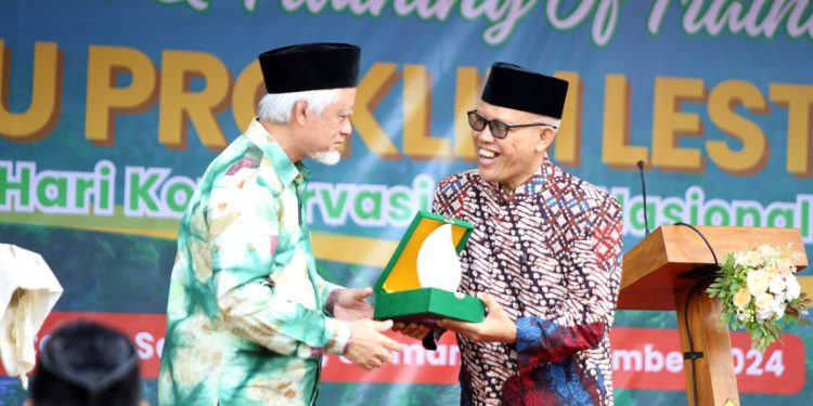 Ketua DPP LDII Bidang Litbang, Iptek, Sumberdaya Alam, dan Lingkungan Hidup (LISDAL) Sudarsono mengungkapkan, inisiasi LDII membina sejumlah desa dalam ProKlim merupakan salah satu contoh penerapan dari ‘29 Karakter Luhur’. Foto: LINES.