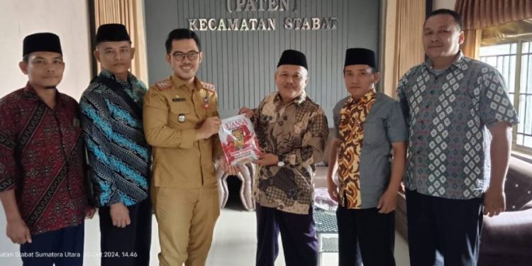 Audiensi PC LDII Stabat ke Kecamatan. Peserta Berfoto bersama. Foto: LINES.