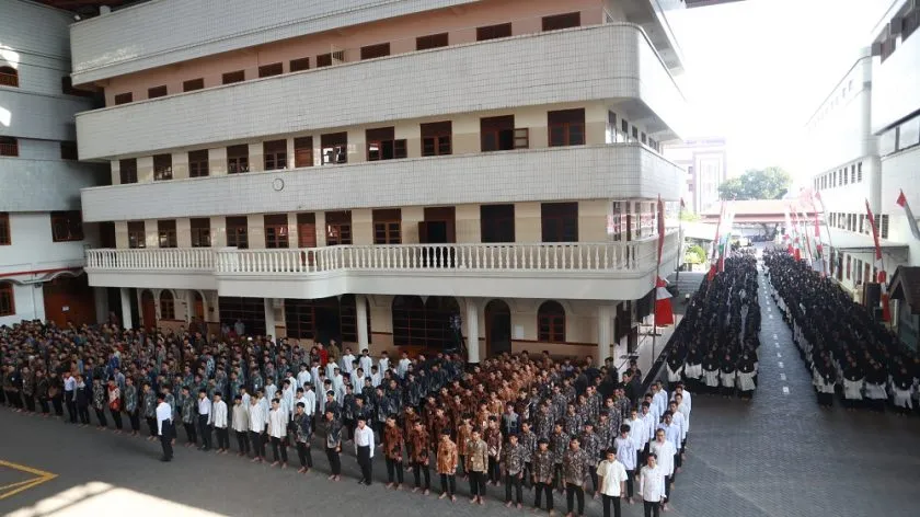 Ribuan santri mengikuti upacara Hari Santri Nasional yang digelar di Ponpes Wali Barokah, pada Selasa (22/10). Foto: LINES