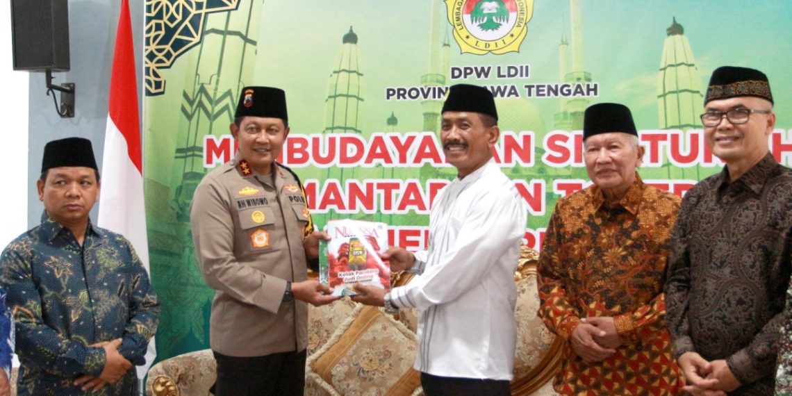 Kapolda Jawa Tengah Irjen Pol Ribut Hari Wibowo dan jajaran ya mengunjungi DPW LDII Jawa Tengah pada Kamis (3/10) untuk silaturahim. Foto: LINES.