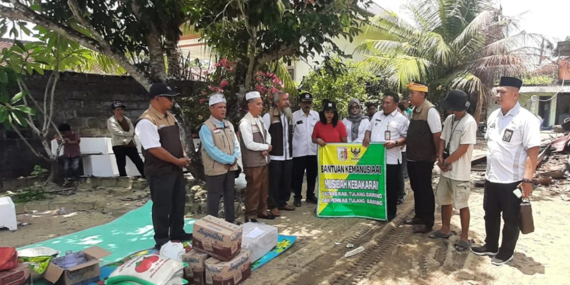 LDII Tulang Bawang bersama rombongan FKUB menyalurkan bantuan bagi korban kebakaran Kampung Banjar Dewa, pada Rabu (16/10). Foto: LINES
