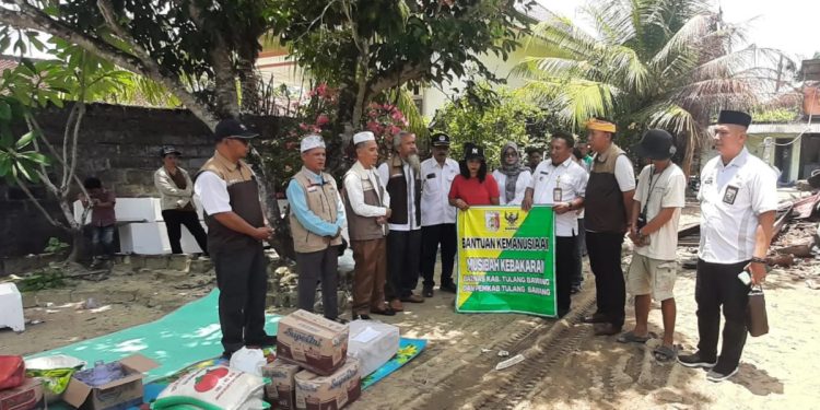 LDII Tulang Bawang bersama rombongan FKUB menyalurkan bantuan bagi korban kebakaran Kampung Banjar Dewa, pada Rabu (16/10). Foto: LINES
