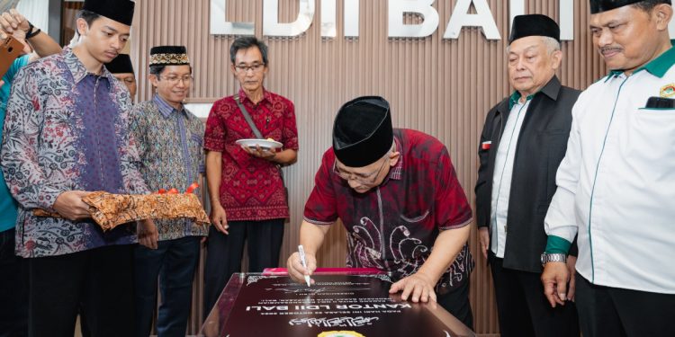 Ketua Umum DPP LDII KH Chriswanto Santoso meresmikan kantor baru LDII Provinsi Bali, pada Selasa (22/10). Foto: LINES