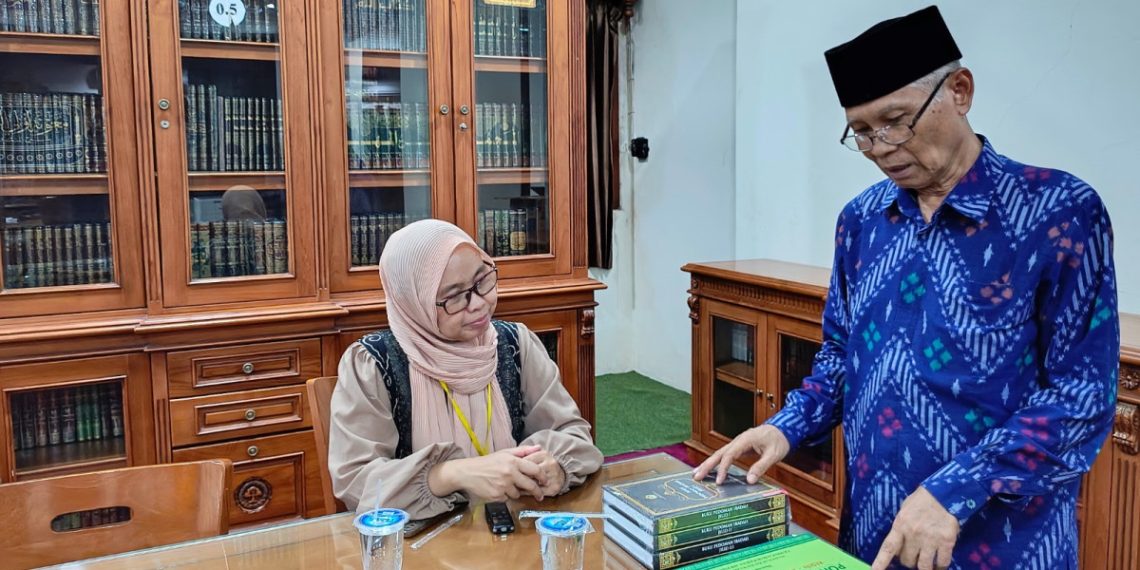 Ketua Ponpes Wali Barokah Kota Kediri, KH Sunarto beserta beberapa pengurus menerima kunjungan Guru Besar Ilmu Sosiologi Universitas Islam Negeri (UIN) Syarif Hidayatullah, Iim Halimatussa’diah pada Jumat (11/10). Foto: LINES