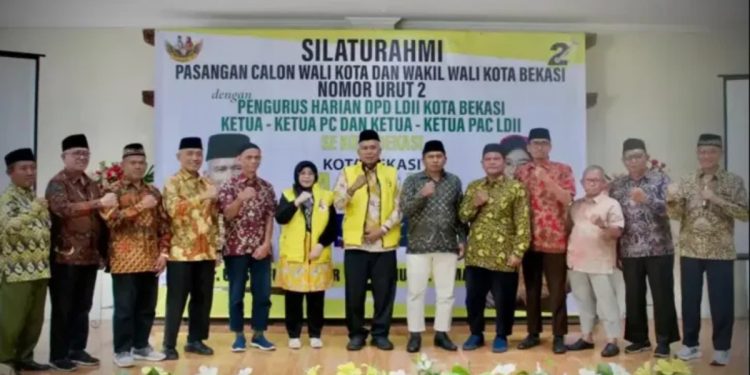 Pasangan Calon Wali Kota dan Wakil Wali Kota Bekasi, Uu Saeful Mikdar dan Nurul Sumarheni silaturahim dengan pengurus PC-PAC LDII se-Kota Bekasi di Griya Wulayansari, pada Minggu (20/10). Foto: LINES