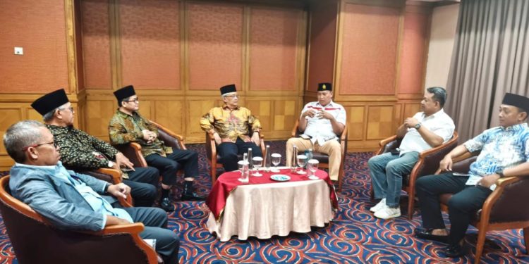 Calon Wali Kota Bekasi, Tri Adhianto, silaturahim dengan para pengurus DPD LDII Kota Bekasi pada Selasa (23/10). Foto: LINES
