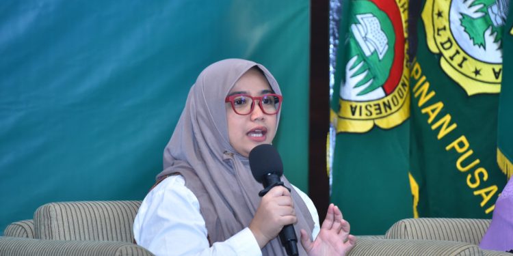 Ketua DPP LDII Bidang PPKK Siti Nurannisaa saat memberikan pengarahan penggunaan literasi digital terhadap orang tua. Foto: LINES.