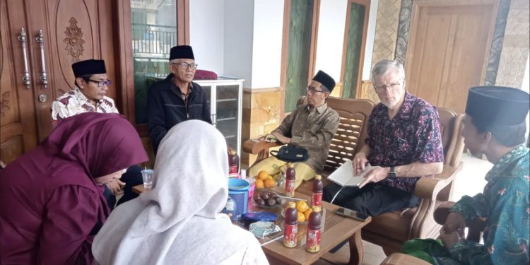 PC LDII Pakong menerima kunjungan Dosen UIN Sunan Ampel (UINSA), Surabaya, Akhmad Siddiq bersama konsultan riset dari Australian National University Greg Fealy. Foto: LINES.
