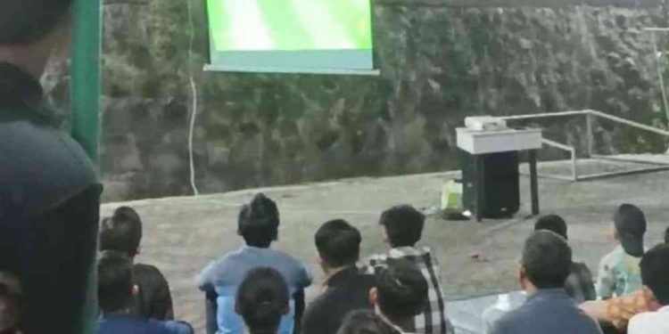 Remaja LDII Ngringo nonton bareng pertandingan sepakbola Indonesia VS China. Foto: LINES.