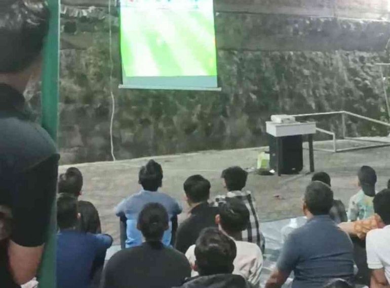 Remaja LDII Ngringo nonton bareng pertandingan sepakbola Indonesia VS China. Foto: LINES.