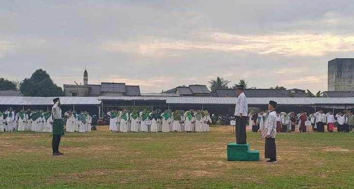 Para santri Ponpes Arroyyan naungan LDII Pangkalpinang berpartisipasi sebagai pemimpin upacara dan pengibar bendera. Foto: LINES