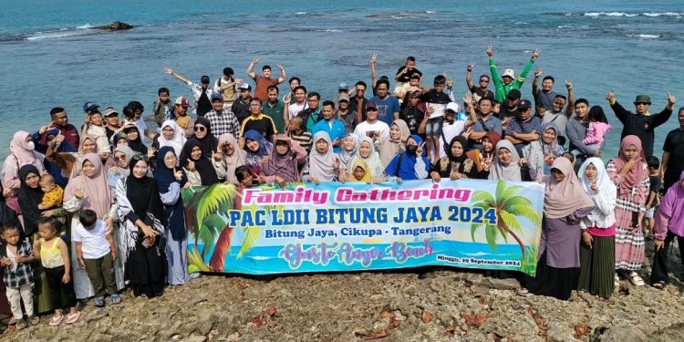 PAC LDII Bitung Jaya, Cikupa, Kabupaten Tangerang sukses menggelar Family Gathering di Pantai Palem Ciberem, Anyer, Banten. Foto: LINES.