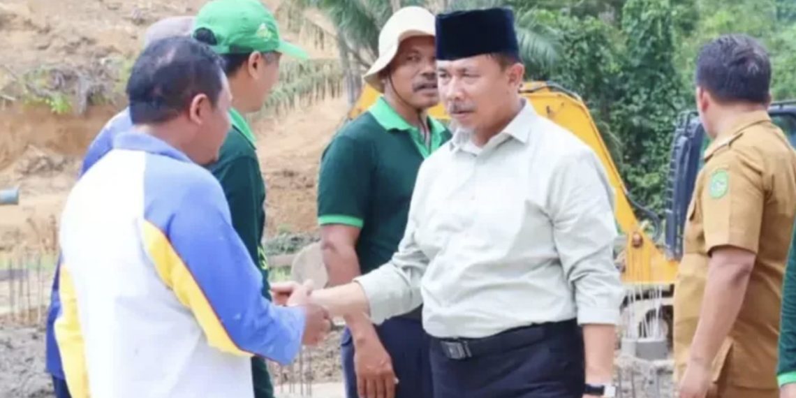 Sekretaris Daerah Kutai Kartanegara (Kukar), Sunggono, meninjau langsung proses pengecoran fondasi gedung sekretariat LDII Kukar. Foto: LINES.