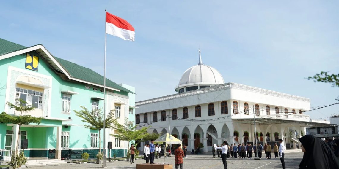 Pondok Pesantren Millenium Alfiena Lengkong menggelar upacara memperingati Hari Kesaktian Pancasila. Foto: LINES.