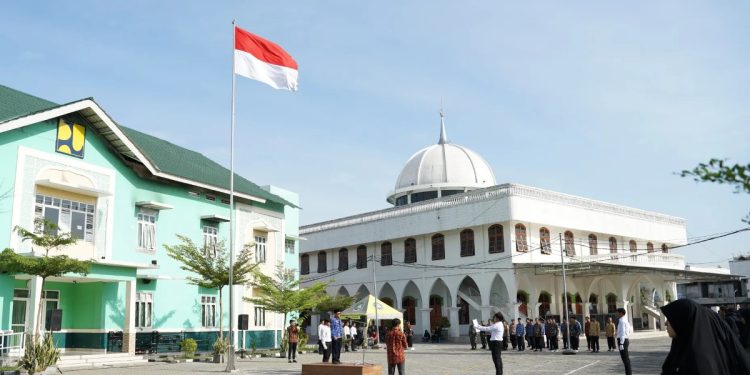 Pondok Pesantren Millenium Alfiena Lengkong menggelar upacara memperingati Hari Kesaktian Pancasila. Foto: LINES.