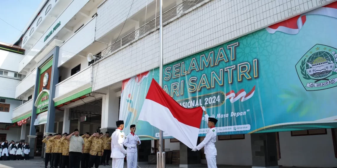 Pondok Pesantren (Ponpes) Al Ubaidah menghelat upacara memperingati Hari Santri, Selasa (22/10). Foto: LINES