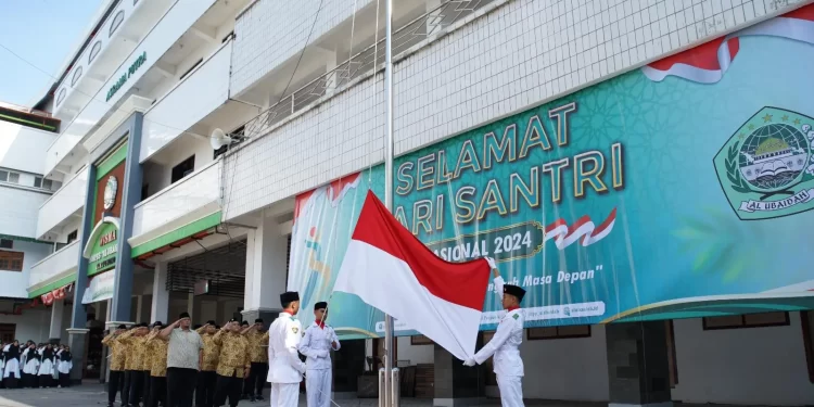 Pondok Pesantren (Ponpes) Al Ubaidah menghelat upacara memperingati Hari Santri, Selasa (22/10). Foto: LINES
