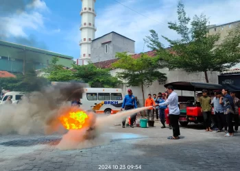 Antisipasi Bahaya Kebakaran, Damkar Kota Kediri Gelar Simulasi Pemadaman di Ponpes Wali Barokah