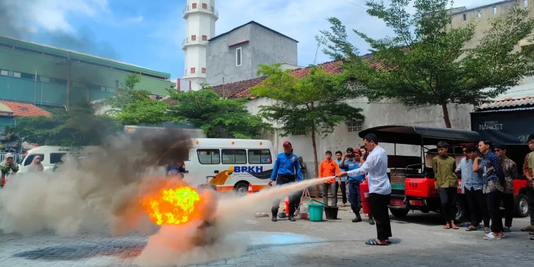 UPT Pemadam Kebakaran (Damkar) Kota Kediri memberikan sosialisasi bahaya kebakaran dan simulasi teknik pemadaman api. Kegiatan tersebut berlangsung di Pondok Pesantren (Ponpes) Wali Barokah, Rabu pagi (23/10). Foto: LINES