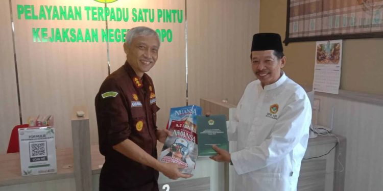 Kepala Kejaksaan Negeri (Kajari) Palopo, Agus Riyanto, menerima audiensi  jajaran pengurus harian DPD LDII Kota Palopo di Kantor Kejari Palopo. Foto: LINES.