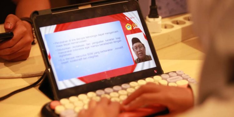 Guru Besar Universitas Diponegoro, Irianto Widisuseno menjadi narasumber di Sekolah Virtual Kebangsaan Sesi 1. Foto: LINES.