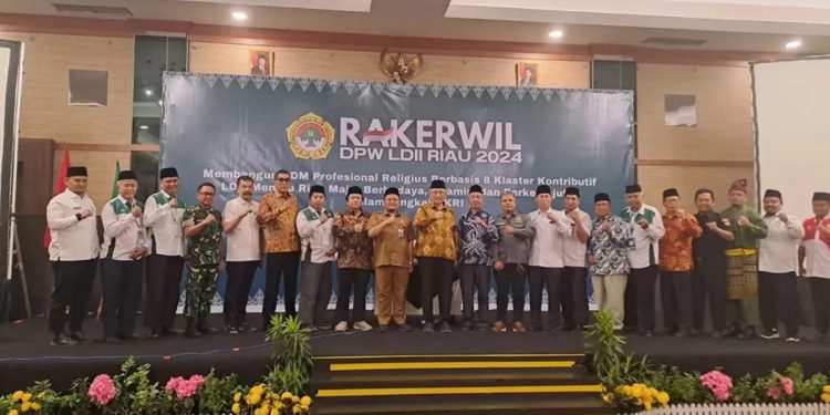 Wakil Ketua DPRD Riau, Parisman Ihwan, menghadiri Rapat Kerja Wilayah (Rakerwil) LDII Provinsi Riau di Balairung Hotel Pangeran, Selasa (29/10). Foto: LINES