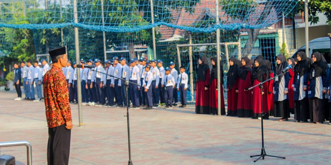 Pondok Pesantren (Ponpes) Al Barokah di Sruni naungan DPD LDII Sidoarjo, Jawa Timur, menggelar upacara Hari Santri Nasional pada Selasa (22/10). Foto: LINES