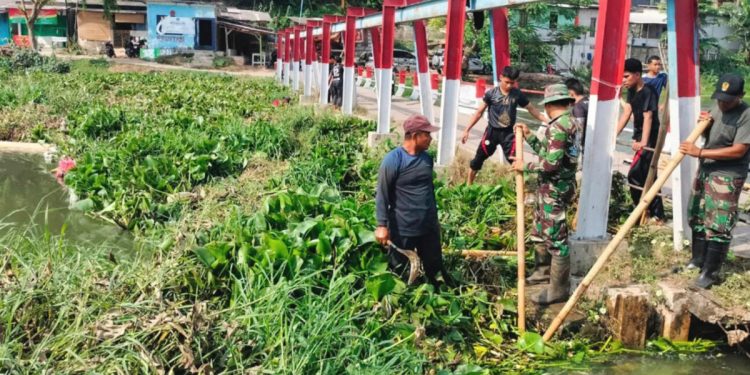 Pondok Sumber Barokah bersama Satgas Sektor 17 Sub 03 Citarum Harum dan Babinsa Desa Wadas, melakukan aksi bersih-bersih di Sungai Kali Malang, Karawang, Jawa Barat. Foto: LINES