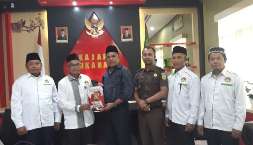 Ketua DPD LDII Sukamara Ratmojo serahkan Majalah Nuansa kepada Kajari Sukamara, di sela - sela kegiatan silaturahim. Foto: LINES