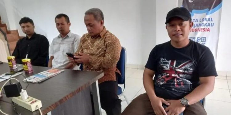Wakil Ketua DPD LDII Tana Toraja, Agus Marsahada menemui Pemimpin Redaksi Tribun News Tana Toraja, Apri pada Rabu (6/11). Foto: LINES