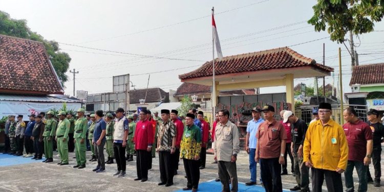 Kecamatan Pedan menggelar Apel Siaga Pengamanan di halaman kantor Kecamatan Pedan pada Jumat, (15/11). Foto: lines