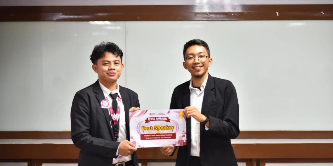 Muhammad Aflahal Mukmin (kiri), generasi muda LDII asal Sorowako, Sulawesi Selatan, bersama timnya menciptakan sebuah ide inovatif berupa aplikasi “TeenTalk” pada ajang Global Youth Innovation Summit (GYIS) 2024. Foto: LINES