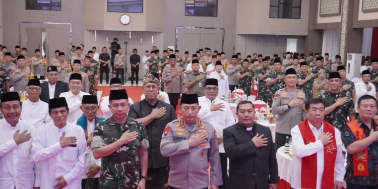 Kapolri Jenderal Listyo Sigit Prabowo dan Panglima TNI Jenderal Agus Subiyanto menghadiri silaturahim dan doa bersama lintas agama di Mapolda Jatim, Selasa  (19/11). Foto: LINES