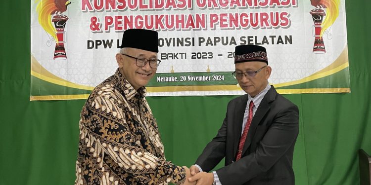Ketua Umum DPP LDII KH Chriswanto Santoso melantik dan mengukuhkan kepengurusan DPW LDII Papua Selatan masa bakti 2023 – 2028, pada Kamis (20/11). Foto: LINES