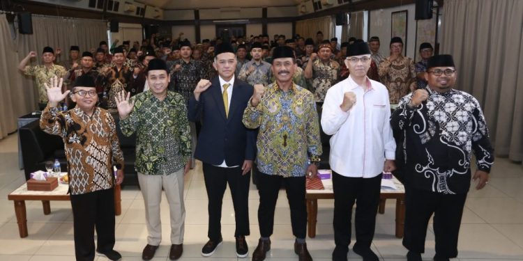 Wakil Ketua Komisi VIII DPR RI dan pengurus DPP LDII dalam acara Sekolah Virtual Kebangsaan (SVK) yang dihelat DPP LDII pada Sabtu (23/11). Foto: LINES