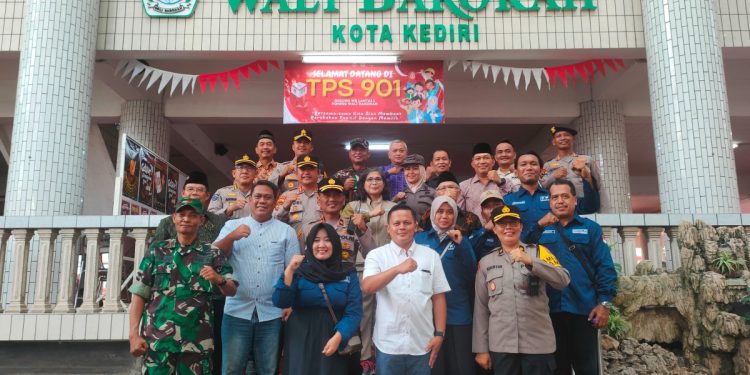 Penjabat Wali (Pj) Kota Kediri, Zanariah bersama unsur Forkopimda Kota Kediri mengunjungi Tempat Pemungutan Suara (TPS) saat Pilkada Serentak 2024 berlangsung pada Rabu (27/11). Foto: LINES
