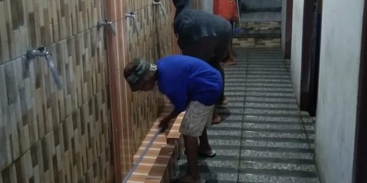 Badan Komunikasi Pemuda Remaja Masjid Indonesia (BKPRMI) Kabupaten Manokwari, Papua Barat, kembali menggelar gotong-royong membersihkan masjid di kota itu. Foto: LINES
